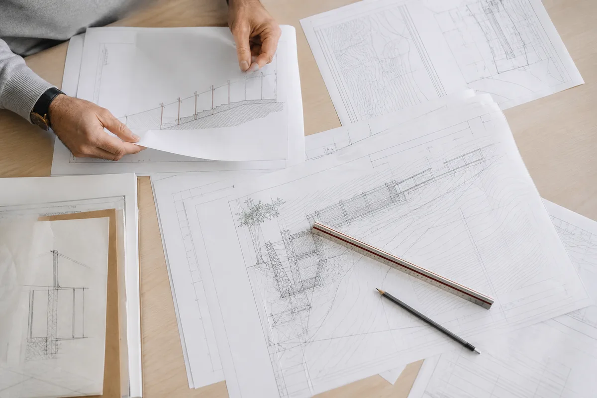 Rapport d&rsquo;étude géotechnique ouvert sur une table avec plan de terrain