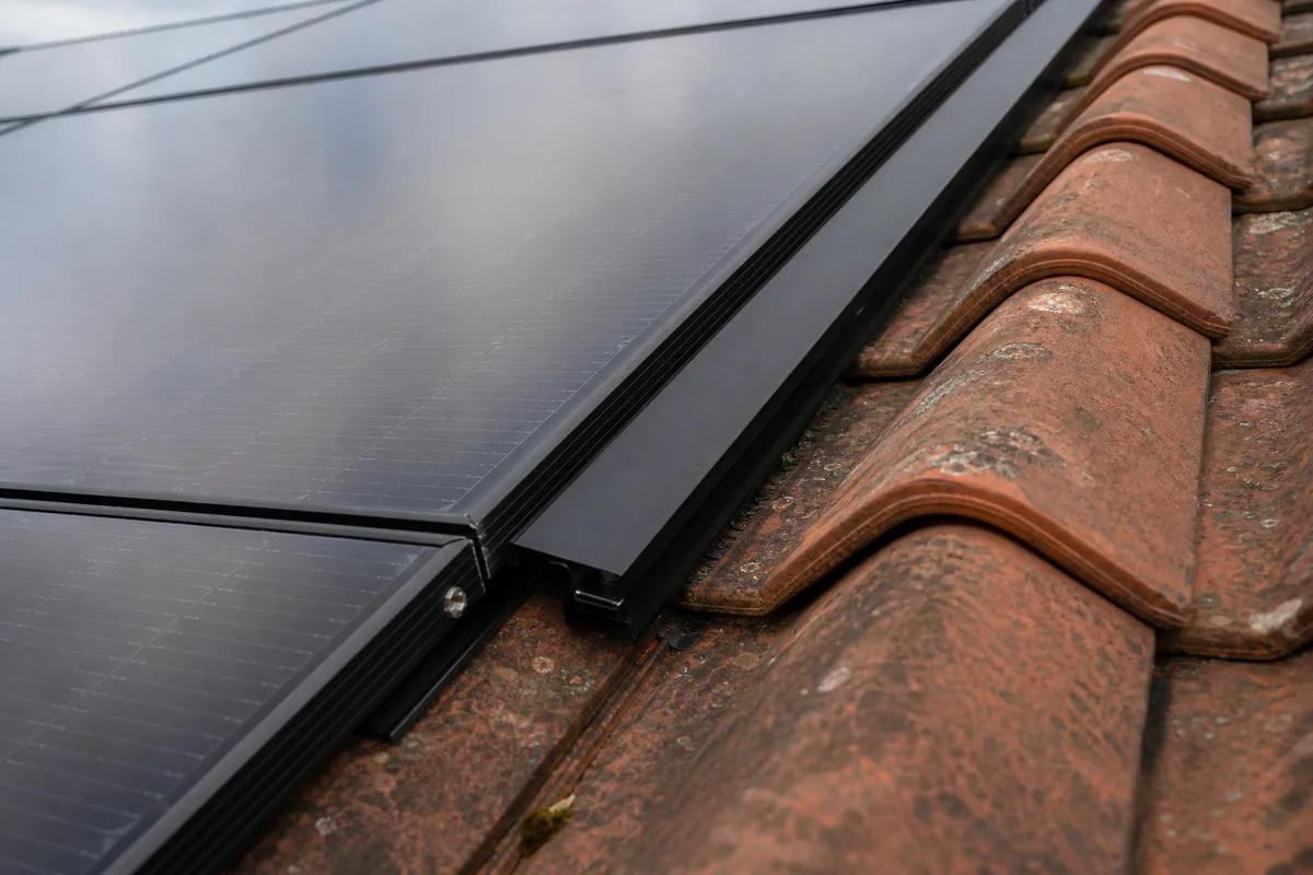 Toiture de maison contemporaine avec panneaux photovoltaïques affleurant le plan de couverture
