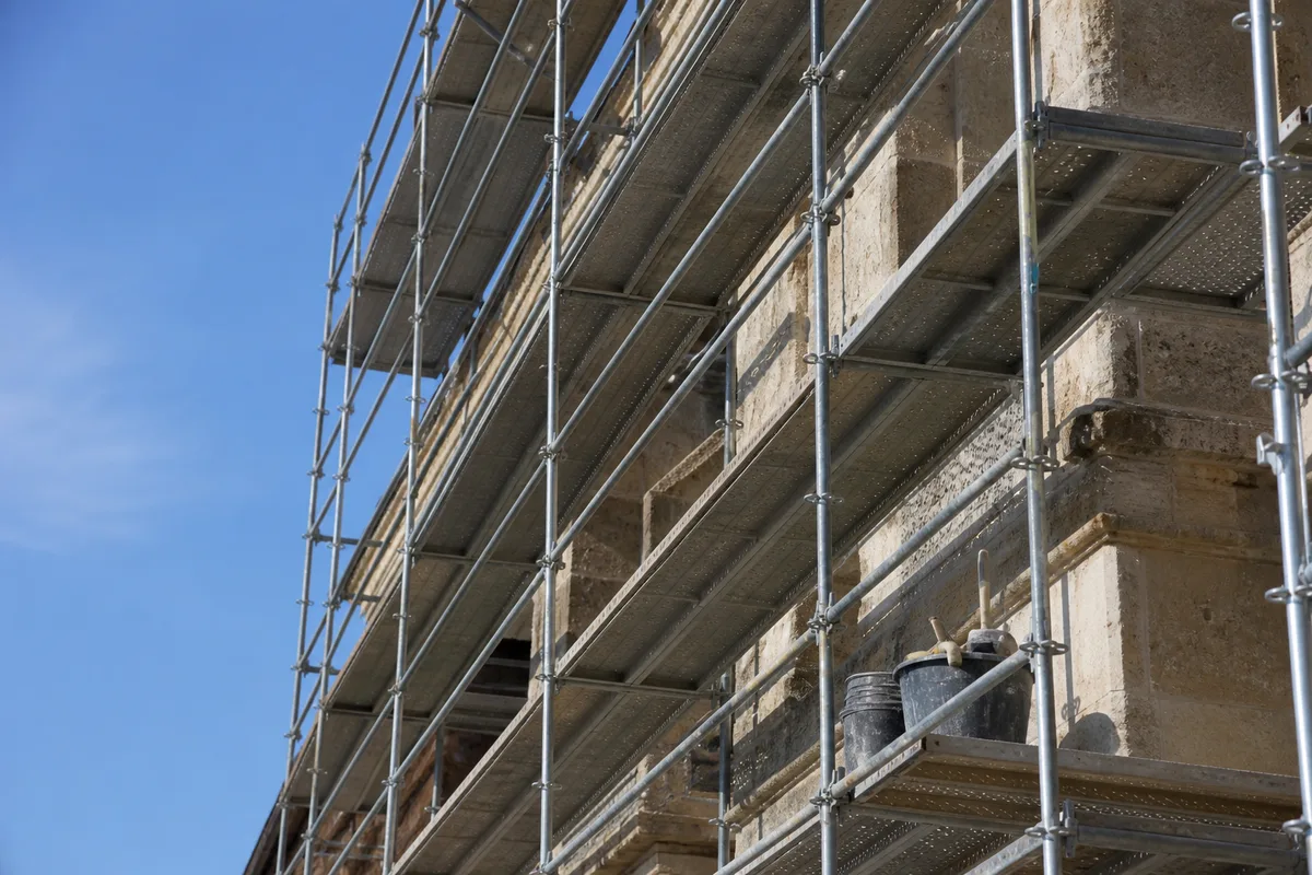 Échafaudage de pied monté le long d&rsquo;une façade en pierre en cours de ravalement