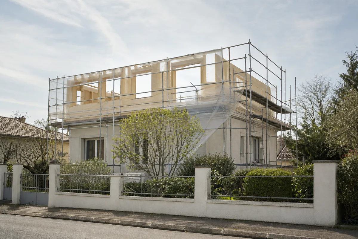 Surélévation de maison : faisabilité, prix et autorisations
